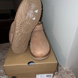 Uggs Women’s Classic Ultra Mini Ankle Boot, Chestnut 9w US- BRAND NEW